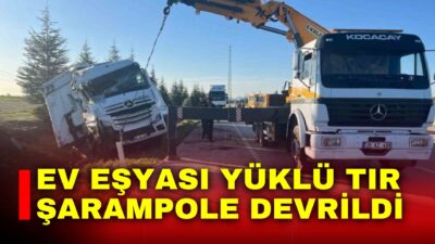 Afyonkarahisar’da ev eşyası yüklü tırın kontrolden çıkarak şarampole devrilirken, kazada