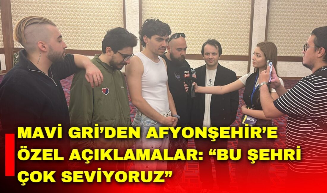 HayalFest’in ilk gününde sahne alan Mavi Gri, performansıyla festival alanını