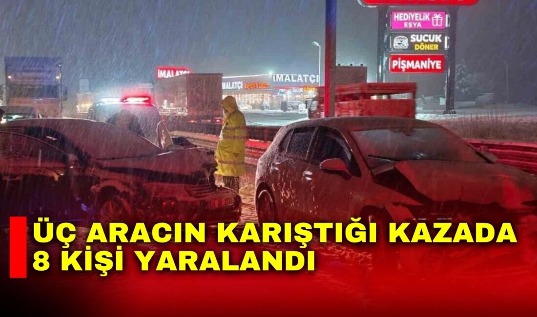Afyonkarahisar’da karlı yolda kayan 3 aracın birbirine girdiği zincirleme trafik