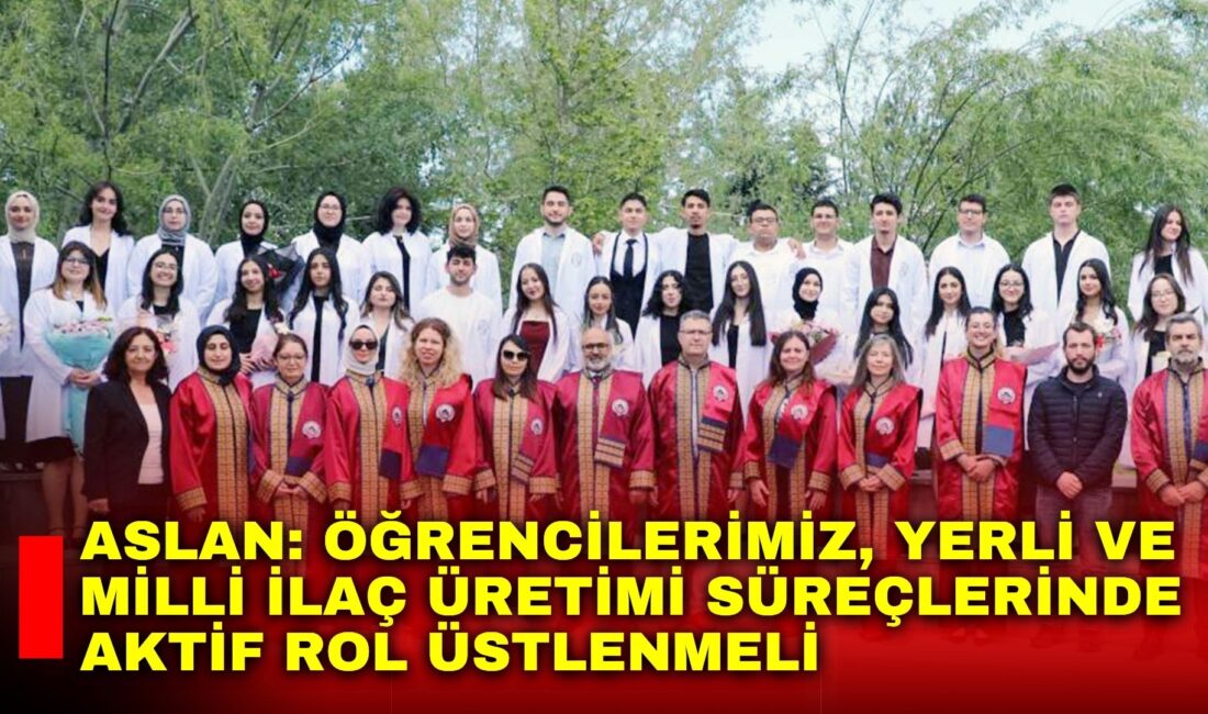AFSÜ Eczacılık Fakültesi’nin Beyaz Önlük Giyme Töreni’nde konuşan Rektör Prof.