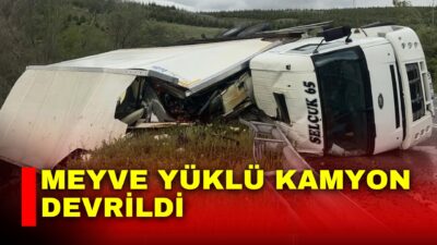 Afyonkarahisar’da kontrolden çıkarak şarampole devrilen meyve yüklü tırdan çevreye dağılan