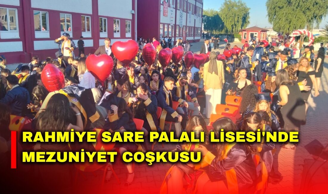 Afyonkarahisar Rahmiye Sare Palalı Lisesi’nde düzenlenen mezuniyet töreni, öğrencilerin yıllar