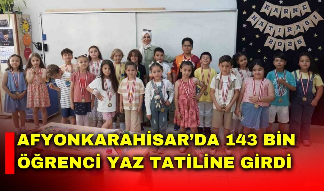 Afyonkarahisar’da yaklaşık 143 bin öğrenci yıl sonu karnelerini alarak yaz