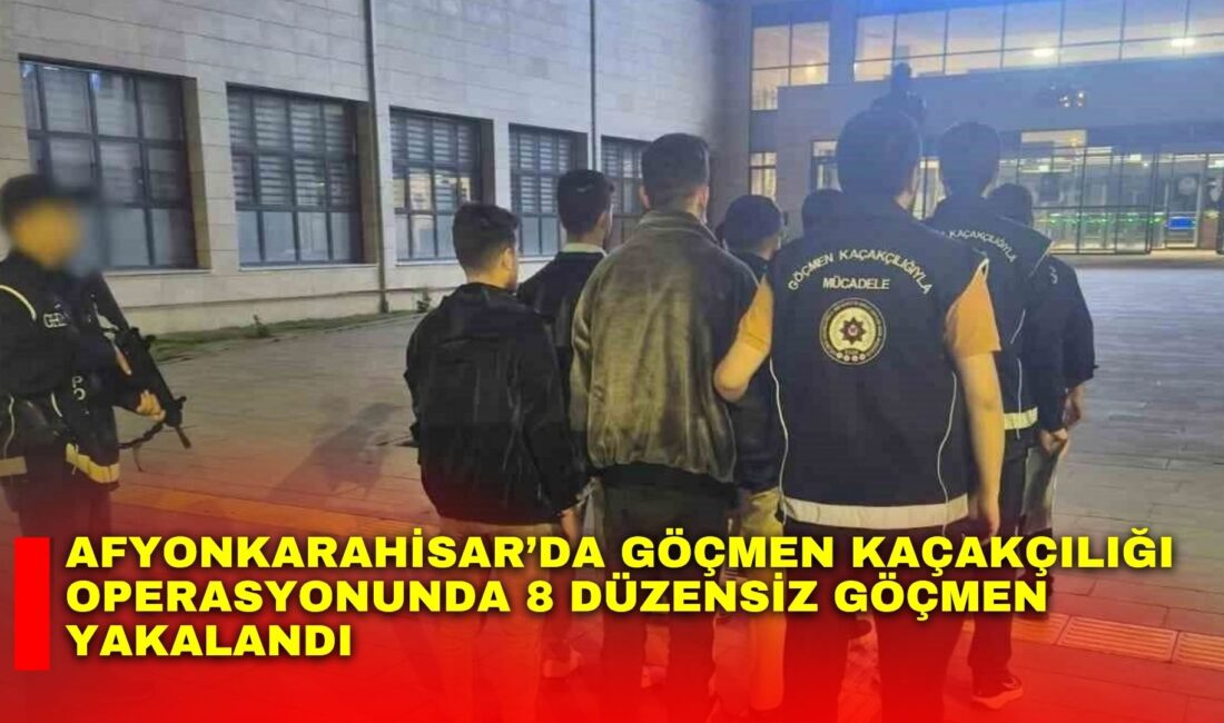 Afyonkarahisar’ın İscehisar ilçesinde polis ekiplerince düzenlenen göçmen kaçakçılığı operasyonunda 8