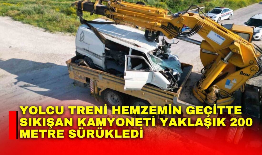 Yolcu treni hemzemin geçitte sıkışan kamyoneti yaklaşık 200 metre sürükledi Afyonkarahisar’da geçmeye çalıştığı kontrolsüz hemzemin geçitte ki traverse tekerleği sıkıştığı