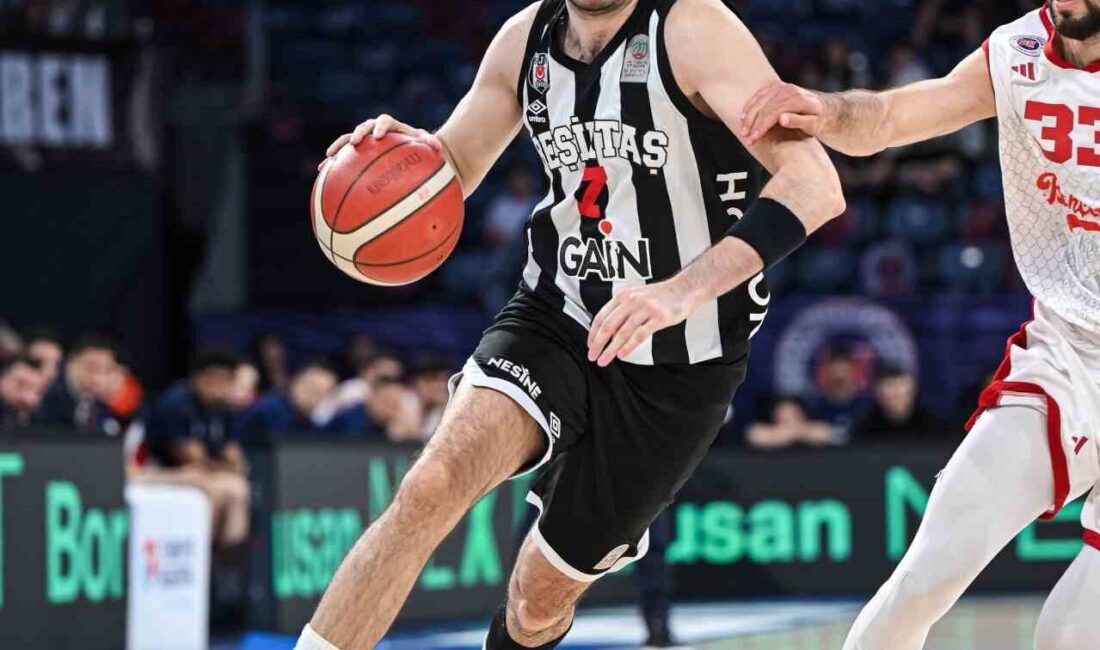 Basketbol Erkekler Süper Ligi yarı final üçüncü maçında Bahçeşehir Koleji,