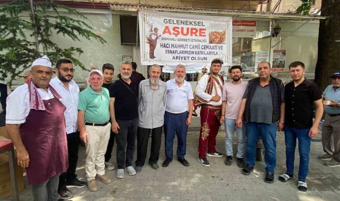 Cemaat ve esnaflar imece usulü ile hazırladığı 2 bin kap aşureyi dağıttı Afyonkarahisar’ın Bolvadin ilçesinde, hayırsever vatandaşlar ve esnafın desteğiyle imece usulü