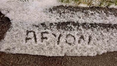 Afyonkarahisar’da ceviz büyüklüğünde yağan dolu sonrası kara yolu beyaza bürünürken,