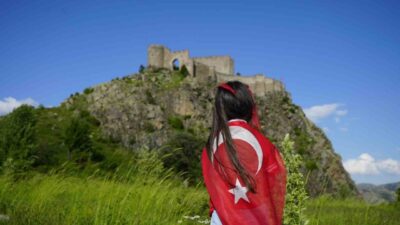 Gümüşhane’nin merkeze bağlı Esenyurt köyü sınırlarında bulunan yaklaşık 700 yıllık