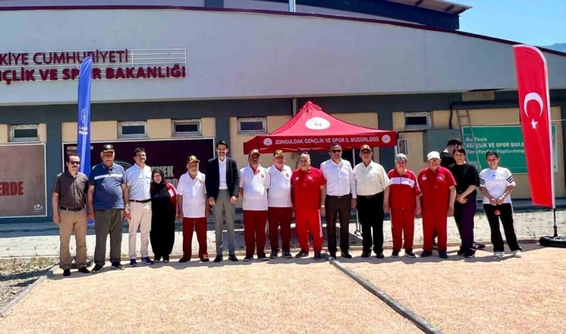 Devrek ilçesinde düzenlenen Bocce turnuvasında gaziler ve huzurevi sakinleri bir