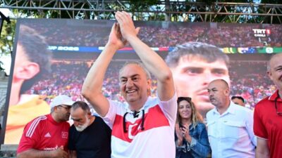 Kepez Belediyesi tarafından Dokumapark’ta kurulan dev ekran, A Milli Futbol