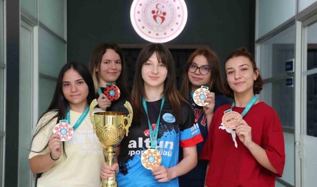 Antalya’da düzenlenen Kick Boks Dünya Kupası’nda Kayseri’yi temsil eden sporcular