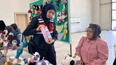 Afyonkarahisar’da jandarma ekipleri tarafından kadına şiddetle mücadele çerçevesinde vatandaşlara bilgilendirme