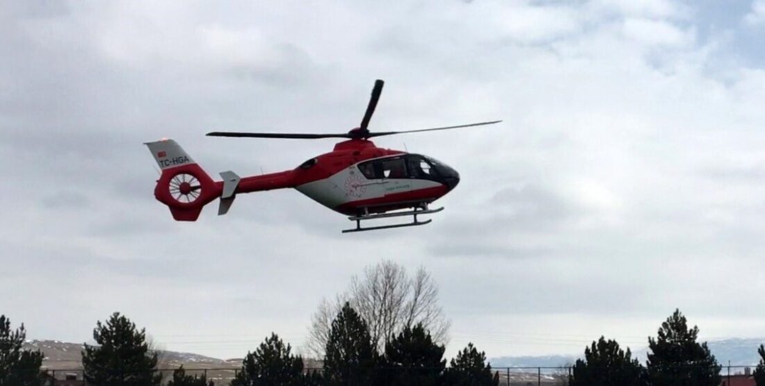 Nefes darlığı yaşayan hasta ambulans helikopterle Erzincan’a sevk edildi Erzincan’ın Refahiye ilçesine bağlı ulaşımı güç bir köyde nefes darlığı