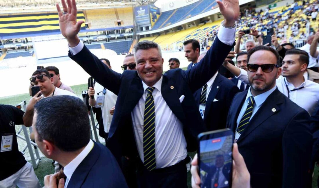 Fenerbahçe Başkanı Sadettin Saran, alkışlarla stattan ayrıldı. Fenerbahçe Spor Kulübü’nde