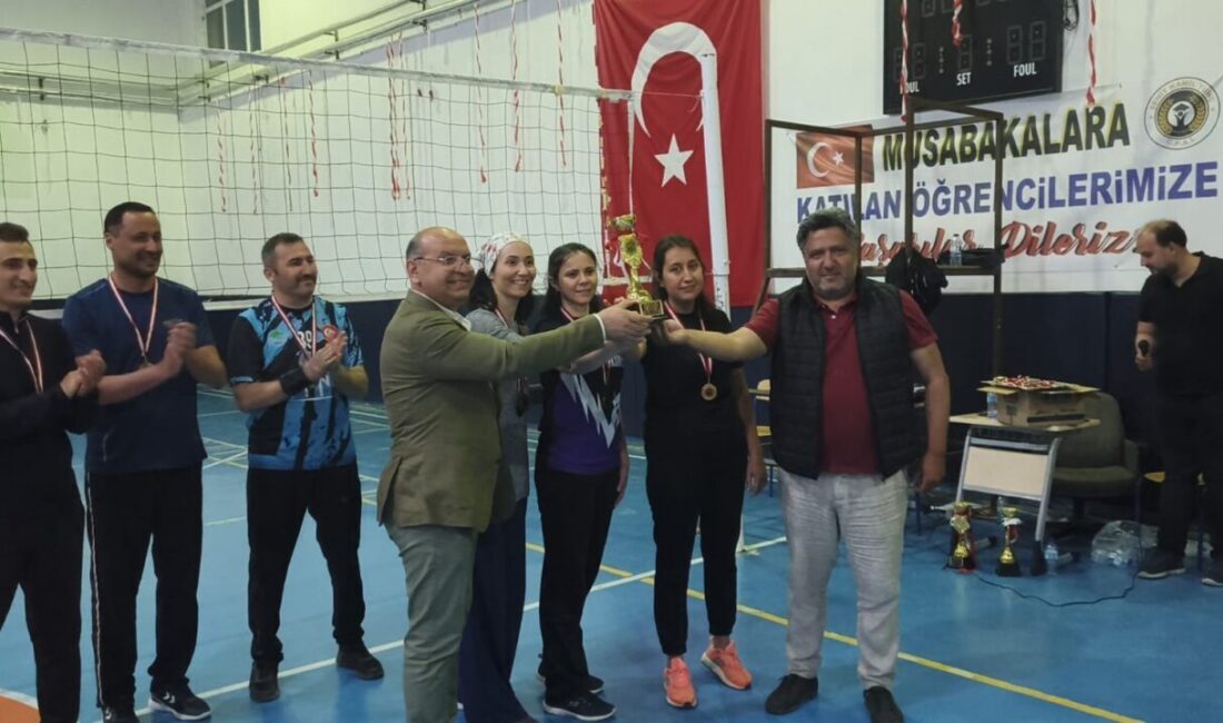 Şehit öğretmen anısına düzenlenen voleybol turnuvası sona erdi Afyonkarahisar’ın Hocalar ilçesinde Türk Eğitim-Sen tarafından Şehit Öğretmen Fatma Nur