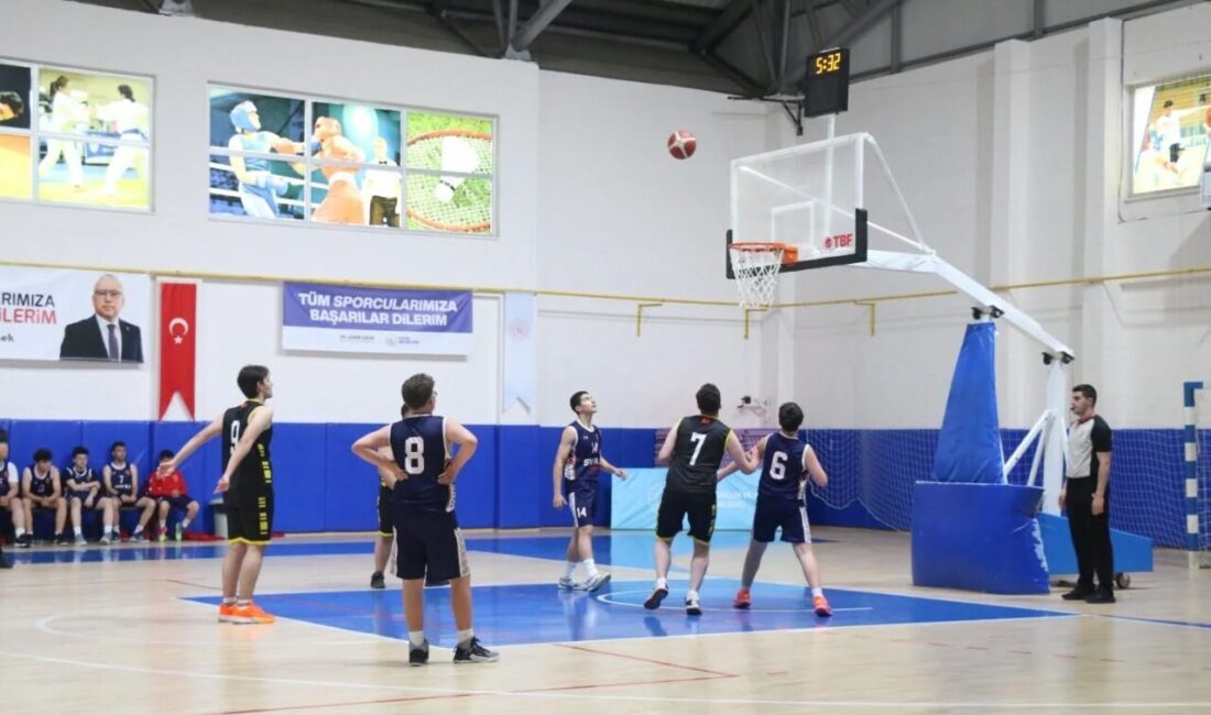 Sivas’ta düzenlenen Okul Sporları Gençler B Basketbol İl Birinciliği müsabakalarında