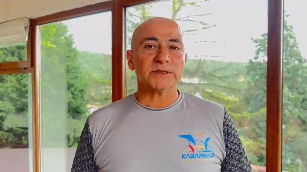 Konya’nın Karapınar ilçesinde yamaç paraşütü sporcuları, havada geçirdikleri yaklaşık 4