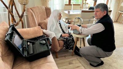 Afyonkarahisar İl Nüfus ve Vatandaşlık Müdürlüğü personelleri kuruma gelemeyen engelli,