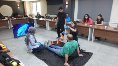 Eskişehir İl Ambulans Servisi Başhekimliği tarafından düzenlenen “Travmalarda İleri Yaşam