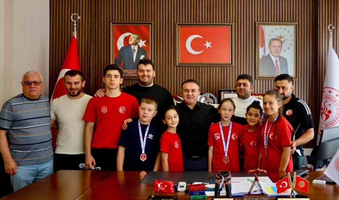 10 bin sporcunun yarıştığı Türkiye şampiyonasında Bilecikli güreşçilerden büyük başarı 10 bin sporcunun katılımıyla düzenlenen Minikler Türkiye Güreş Şampiyonası’nda derece