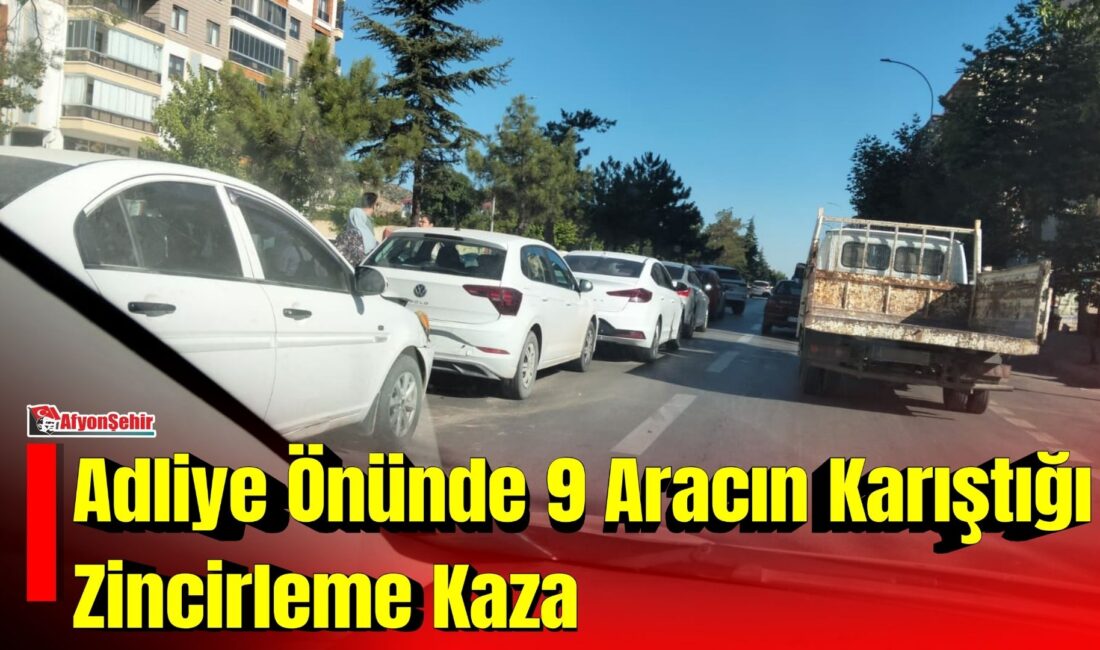 Afyonkarahisar'da adliye önünde meydana gelen zincirleme trafik kazasında 9 araç