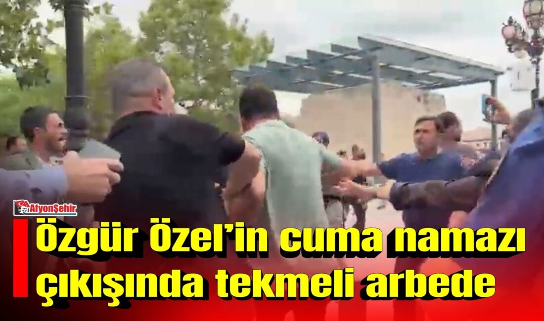 CHP’den istifa eden Özgür Özel’in cuma namazı çıkışında destekçileri ile