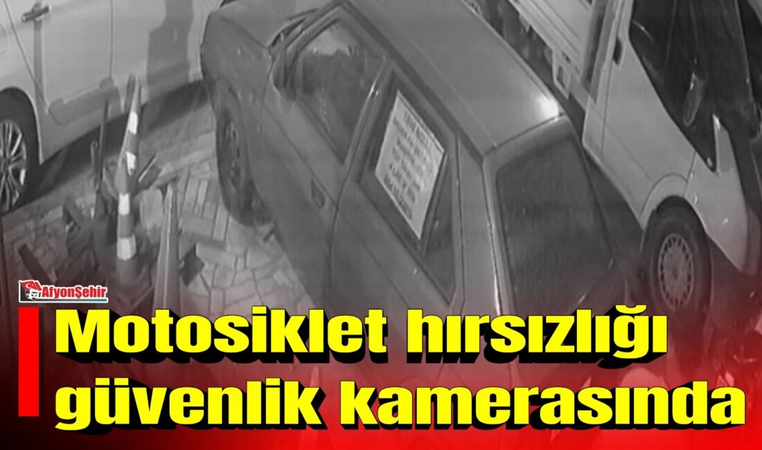 Afyonkarahisar’da park halindeki motosikletin iki genç tarafından çalındığı anlar kameralara