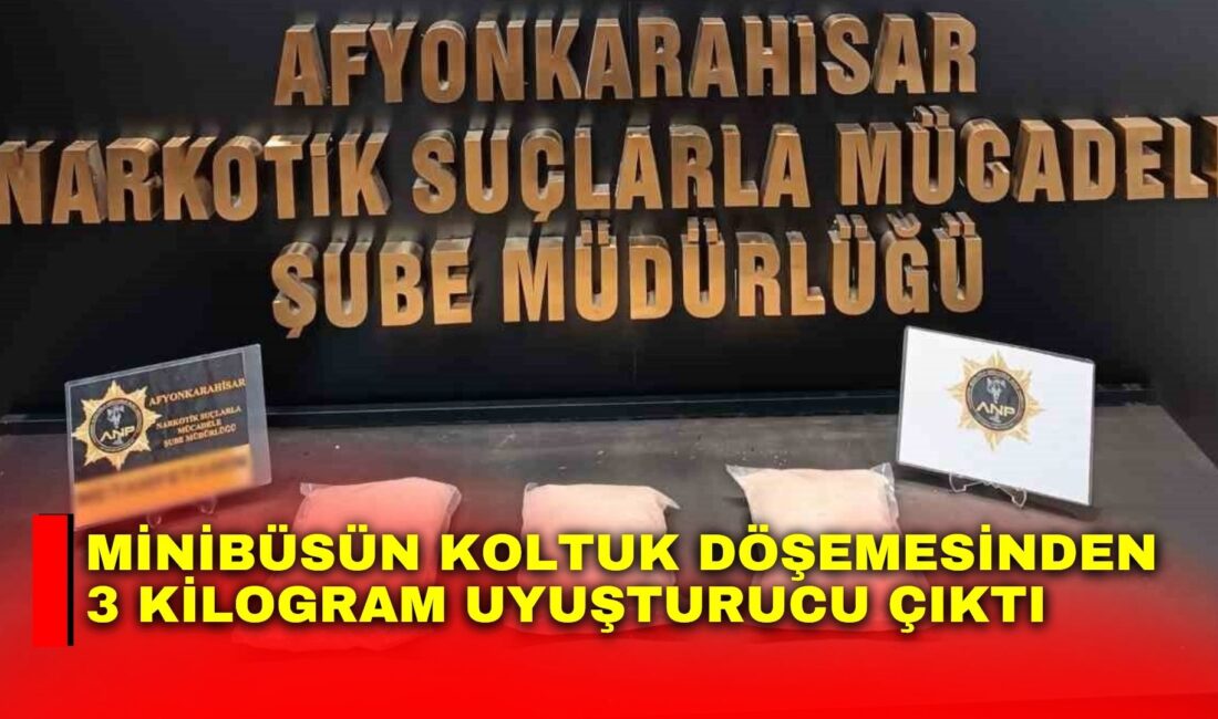 Afyonkarahisar’da polis tarafından gerçekleştirilen operasyonda durdurulan bir minibüsün koltuk döşemelerinin