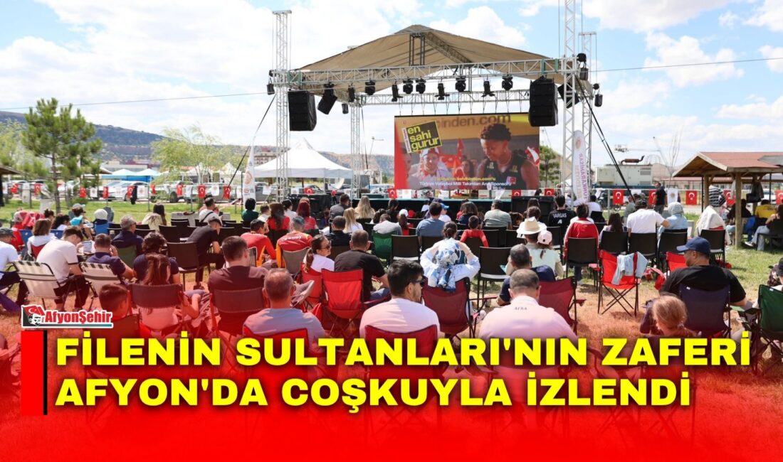 Afyonkarahisar Belediyesi tarafından düzenlenen organizasyonda vatandaşlar, kurulan dev ekranda A