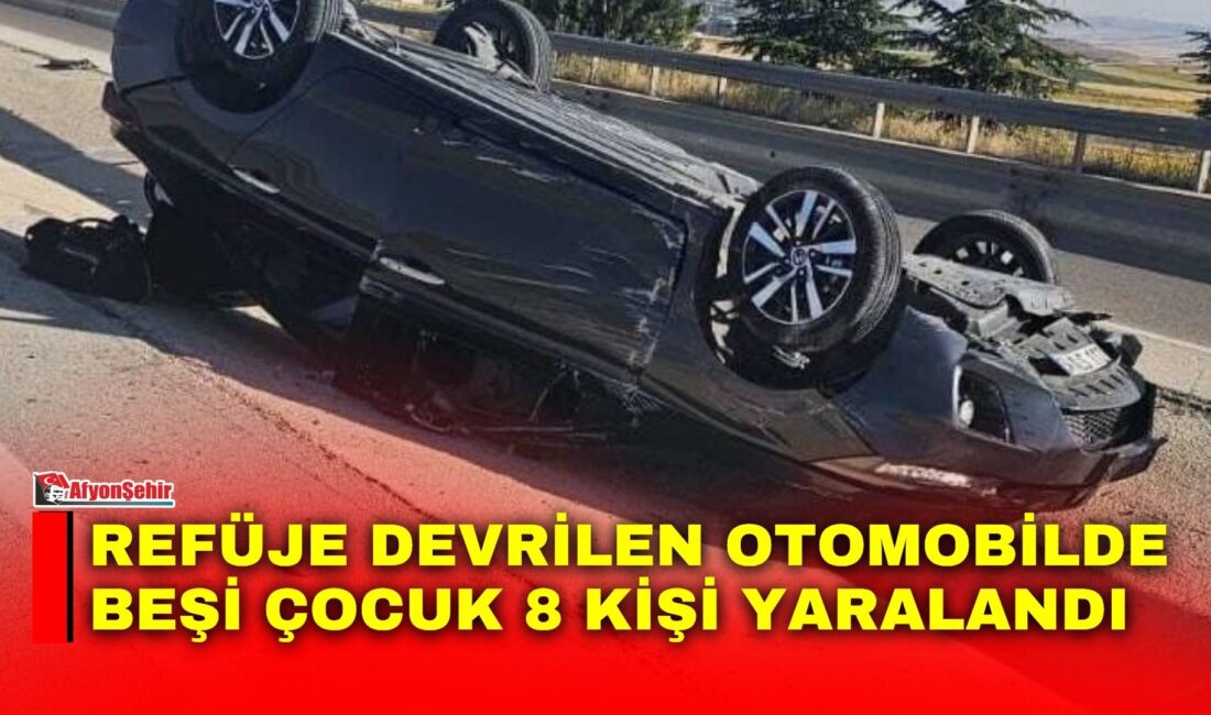 Afyonkarahisar’da kontrolden çıkarak refüje devrilen otomobilde beşi çocuk 8 kişi