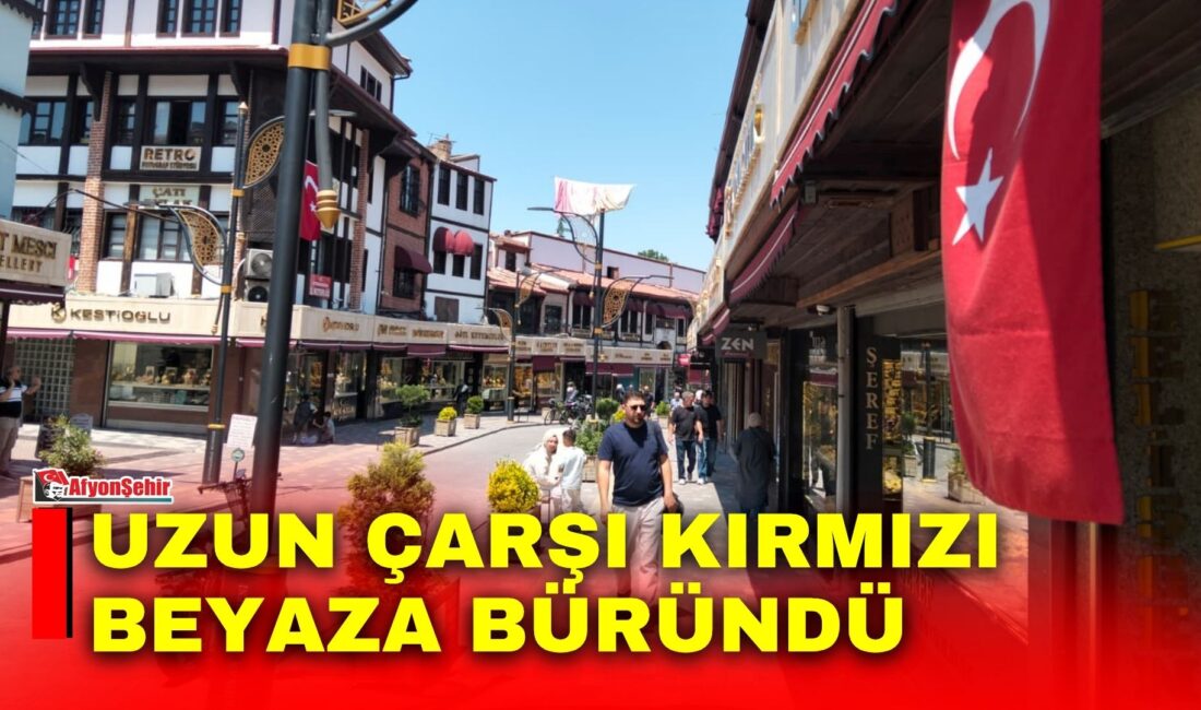 Uzun Çarşı Kırmızı Beyaza Büründü 15 Temmuz Demokrasi ve Milli Birlik Günü dolayısıyla Afyonkarahisar'ın tarihi