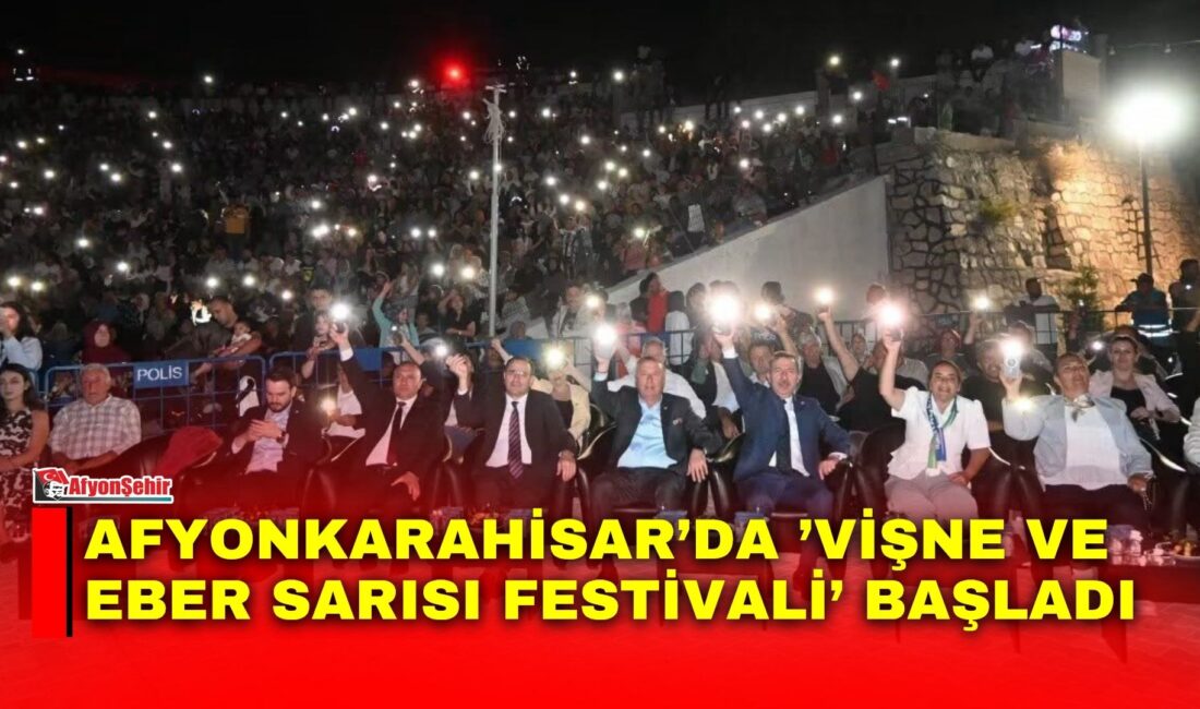 Afyonkarahisar’ın Çay ilçesinde düzenlenen geleneksel ’Vişne ve Eber Sarısı Festivali’,