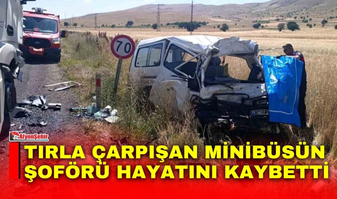 Afyonkarahisar’da tır ile çarpışan minibüsün sürücüsü olay yerinde hayatını kaybetti.