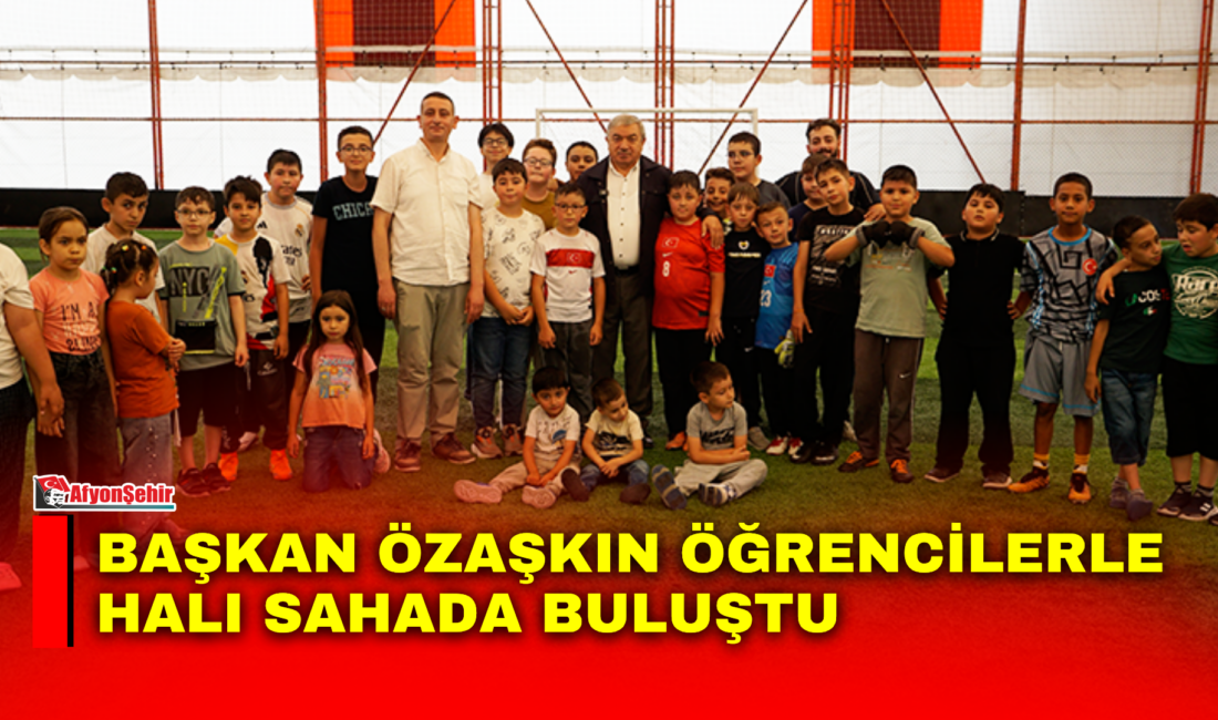 Şuhut Belediye Başkanı Muhittin Özaşkın, Yaz Kur'an Kursu ziyaretinde öğrencilerden
