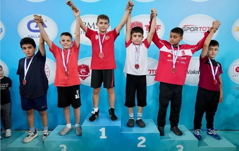 Aliağa Belediyesi Spor Okulları bünyesindeki güreş kurslarında eğitim gören sporcular,
