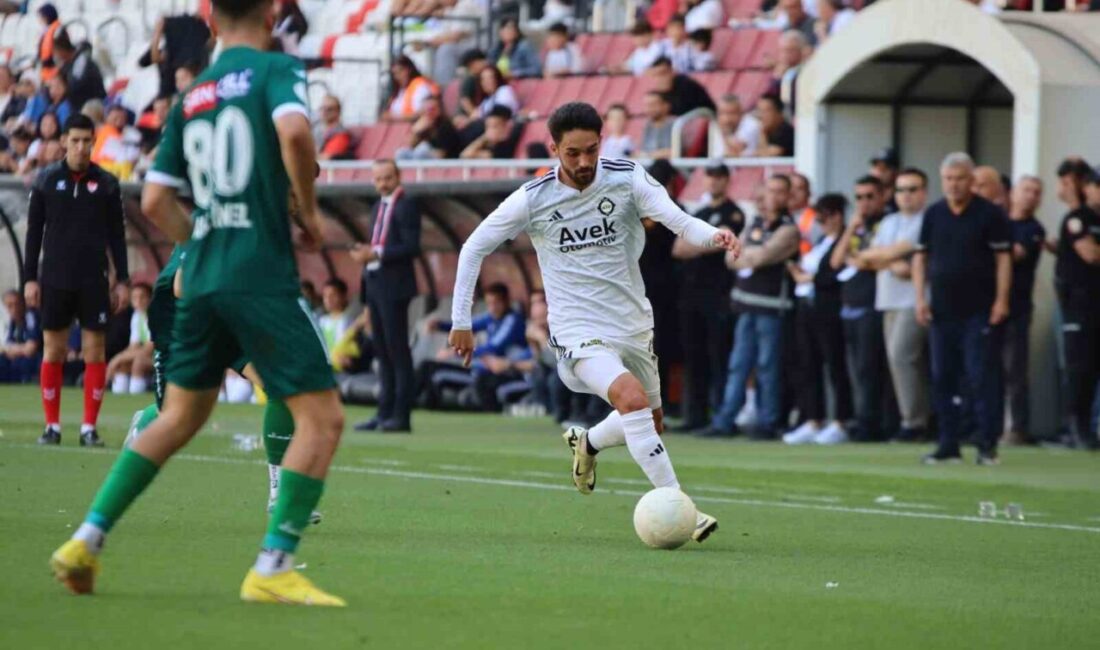 Altay forması giyen 2002 doğumlu futbolcu Onur Efe, siyah-beyazlı kulüple