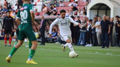 Altay forması giyen 2002 doğumlu futbolcu Onur Efe, siyah-beyazlı kulüple