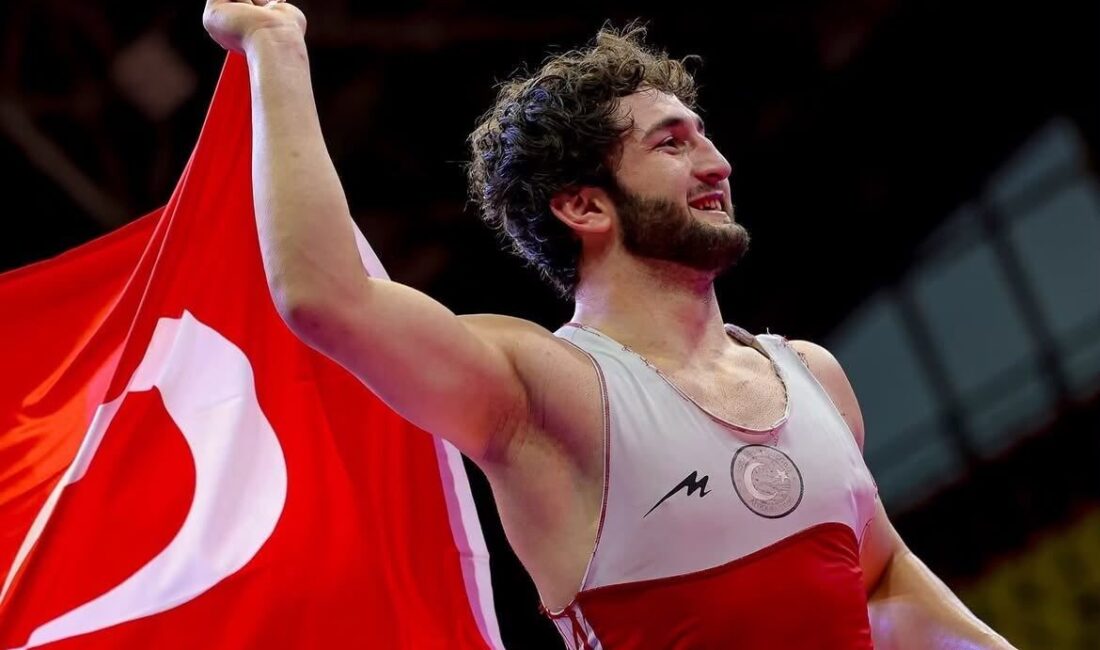 Makedonya’nın başkenti Üsküp’te düzenlenen U20 Avrupa Güreş Şampiyonası altın madalya