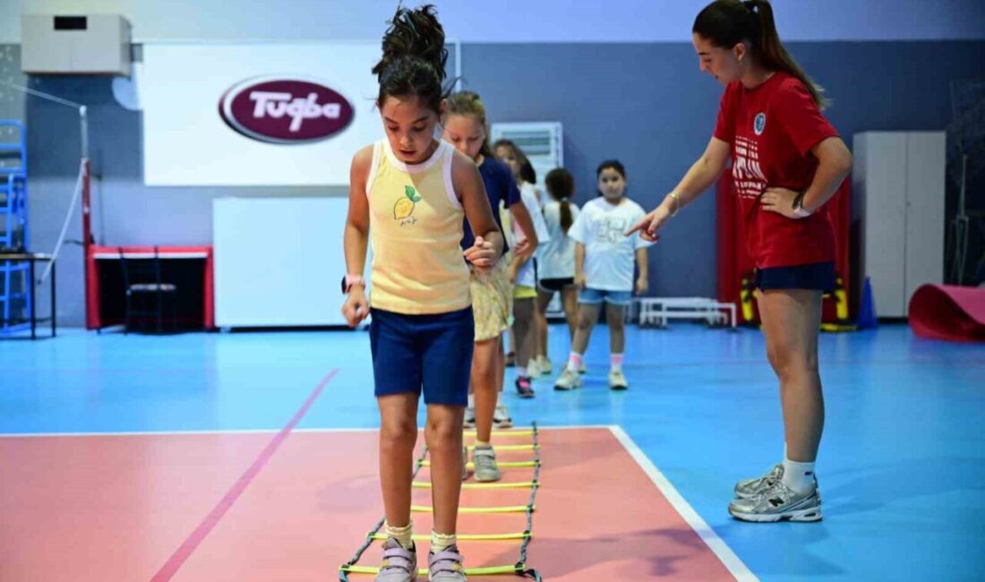 Aydın Büyükşehir Belediyesi’nin Yaz Dönemi Etkinlikleri kapsamında düzenlediği ücretsiz voleybol