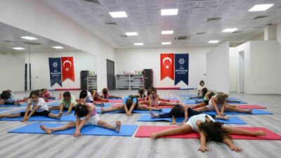 Aydın Büyükşehir Belediyesi’nin Yaz Dönemi Etkinlikleri kapsamında düzenlenen jimnastik eğitimleriyle