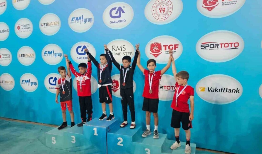 Ankara’da düzenlenen U9 ve U10 Grekoromen Türkiye Şampiyonası’nda mücadele eden