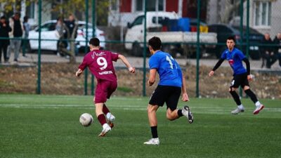 Bandırmaspor U19 Takımı’nın 2009 doğumlu futbolcusu Ömer Faruk Çakmak, geride
