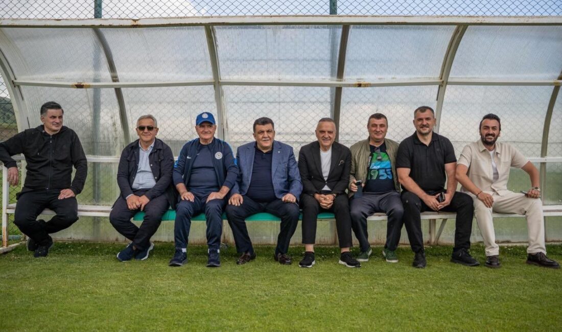 Çaykur Rizespor Başkanı Saruhan’dan Erzurum kampına ziyaret Süper Lig ekiplerinden Çaykur Rizespor’da Kulüp Başkanı Ali Zeki Saruhan