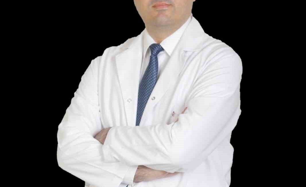 Kulak Burun Boğaz Uzmanı Doç. Dr. Ceyhun Aksakal, burun eğriliğinin