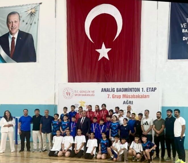 Elazığ’ı temsil eden kız ve erkek badminton takımları, sergiledikleri başarılı