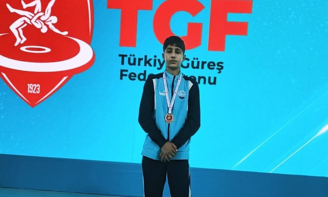 Ağrı’nın Eleşkirt ilçesinde, zorlu şartlara meydan okuyarak gece gündüz demeden