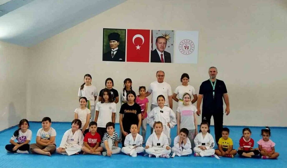 Eskişehir’de genç sporcular, yaz tatilini taekwondo antrenmanlarına katılarak değerlendiriyor. Porsuk