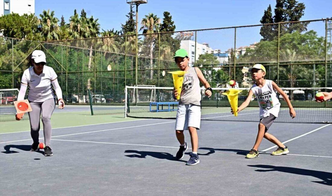 Antalya Muratpaşa Belediyesi, yaz dönemi spor okulları kapsamında düzenlediği ücretsiz