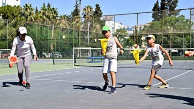 Antalya Muratpaşa Belediyesi, yaz dönemi spor okulları kapsamında düzenlediği ücretsiz